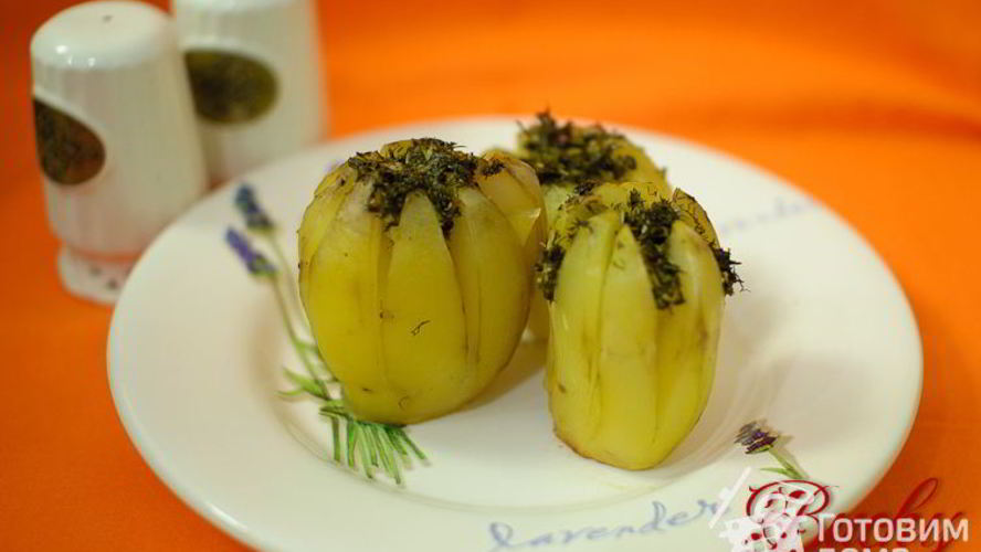Рецепт картофель, запеченный с зеленым соусом