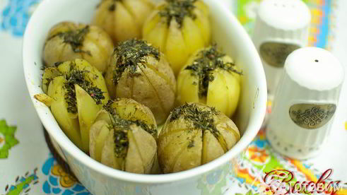 картофель, запеченный с зеленым соусом