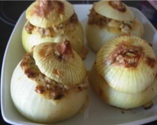 Лук запеченный в сухарях фаршированный чесноком