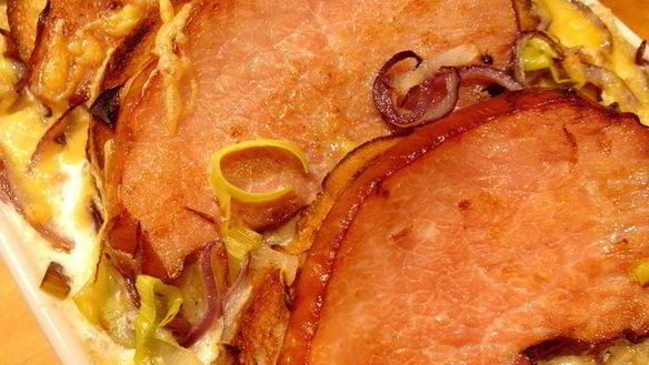 Рецепт Луковый гратен с картофелем и копченым мясом