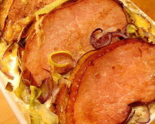 Луковый гратен с картофелем и копченым мясом