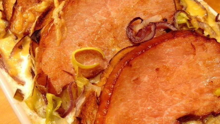 Рецепт лукового гратен с картофелема и копченыма мясома