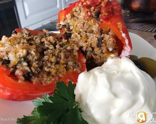 Перец, фаршированный булгуром и овощами