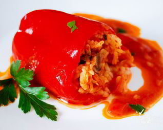 Перец, фаршированный рисом и овощами