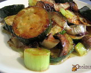 Цукини, жареные с шампиньонами и пореем