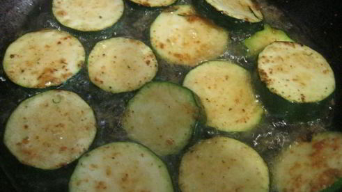 цукини, жареные с шампиньонами и пореем