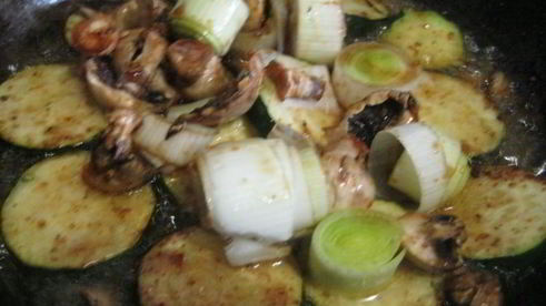 цукини, жареные с шампиньонами и пореем