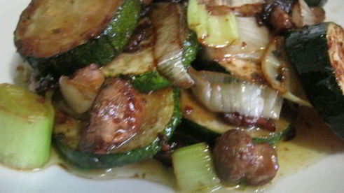 цукини, жареные с шампиньонами и пореем