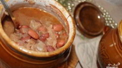 тушеная фасоль в горшочке