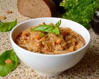 Тушеная капуста с изюмом