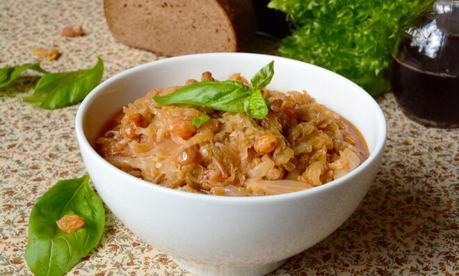 Тушеная капуста с изюмом