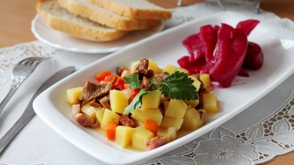 Рецепт Тушеная картошка с грибами и морковью
