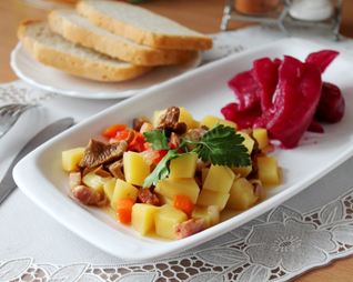 Тушеная картошка с грибами и морковью