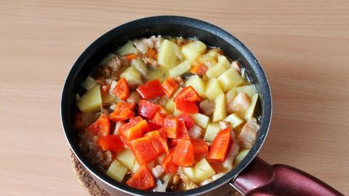 тушеная картошка с грибами и морковью