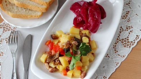 тушеная картошка с грибами и морковью