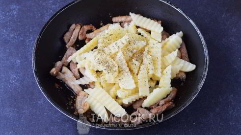 тушеная картошка с мясом и грибами