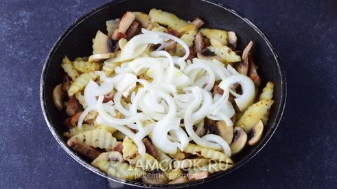 тушеная картошка с мясом и грибами