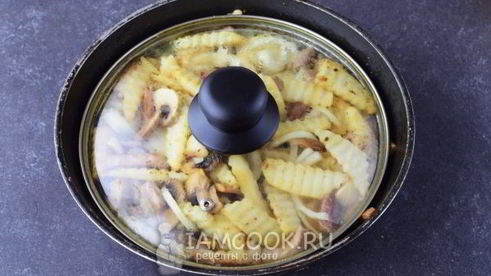 тушеная картошка с мясом и грибами