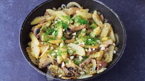 тушеная картошка с мясом и грибами