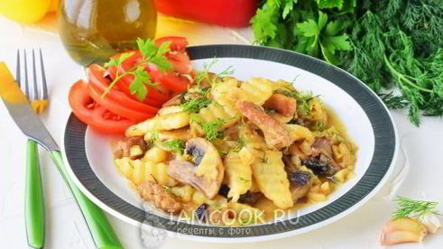 тушеная картошка с мясом и грибами