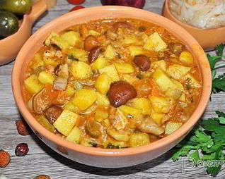 Тушеная картошка с тушенкой и грибами в мультиварке