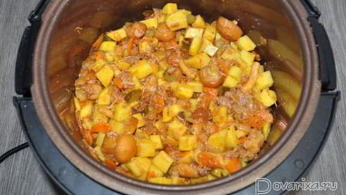 тушеная картошка с тушенкой и грибами в мультиварке