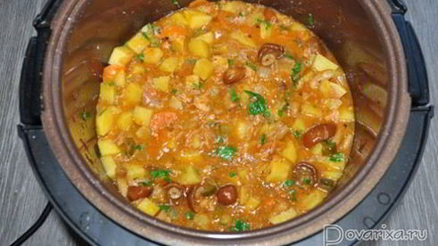тушеная картошка с тушенкой и грибами в мультиварке