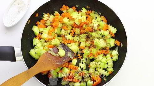 тушеные кабачки с морковью и луком