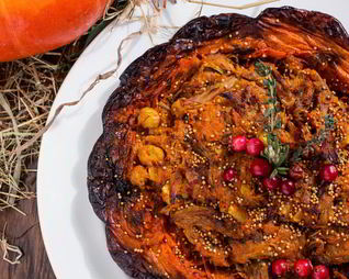 Тыква запеченная с каштанами, индейкой, карри, нутом и семенами горчицы