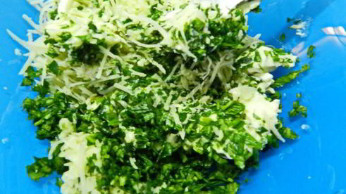 запеченная картошка с чесноком, сливочным маслом и укропом в духовке