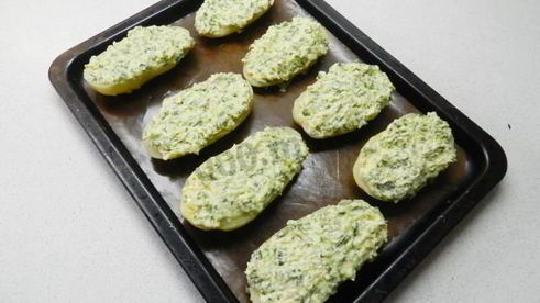 запеченная картошка с чесноком, сливочным маслом и укропом в духовке