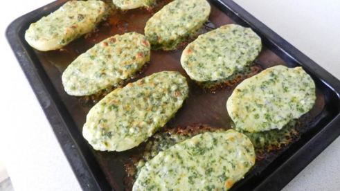 запеченная картошка с чесноком, сливочным маслом и укропом в духовке