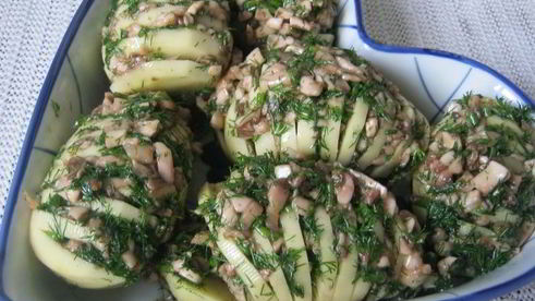 запеченный картофель, фаршированный грибами и зеленью