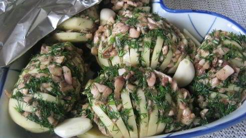 запеченный картофель, фаршированный грибами и зеленью