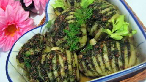 запеченный картофель, фаршированный грибами и зеленью