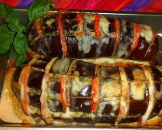 Запеченные баклажаны с моцареллой, томатами и соусом песто