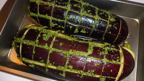 запеченные баклажаны с моцареллой, томатами и соусом песто