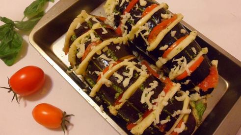 запеченные баклажаны с моцареллой, томатами и соусом песто