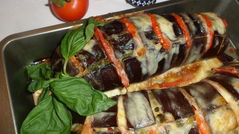 запеченные баклажаны с моцареллой, томатами и соусом песто