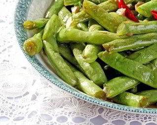 Зеленая фасоль в пряном арахисовом соусе