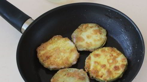 жареные кабачки с яйцом