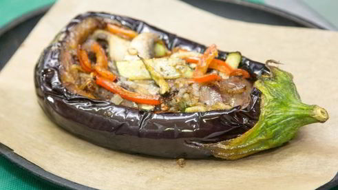 баклажаны с куриной печенью и овощами
