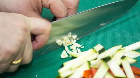 баклажаны с куриной печенью и овощами