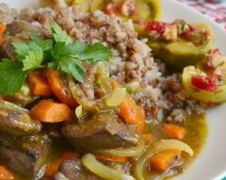 Говяжья печень тушеная с луком и морковью