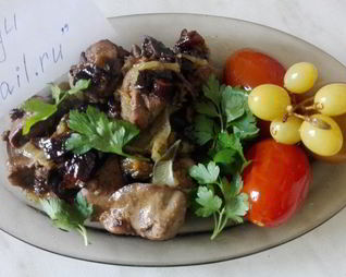 Куриная печень с черносливом