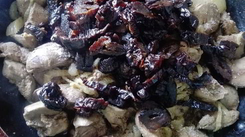 куриная печень с черносливом