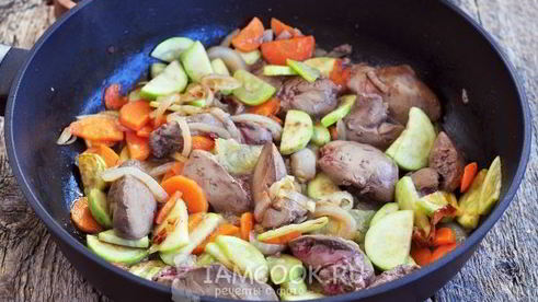куриная печень с кабачками