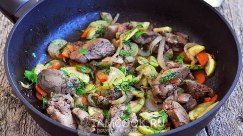 куриная печень с кабачками