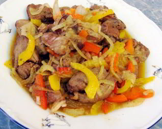 Куриная печень с луком и перцем