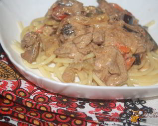 Куриная печень с овощами в сметанном соусе